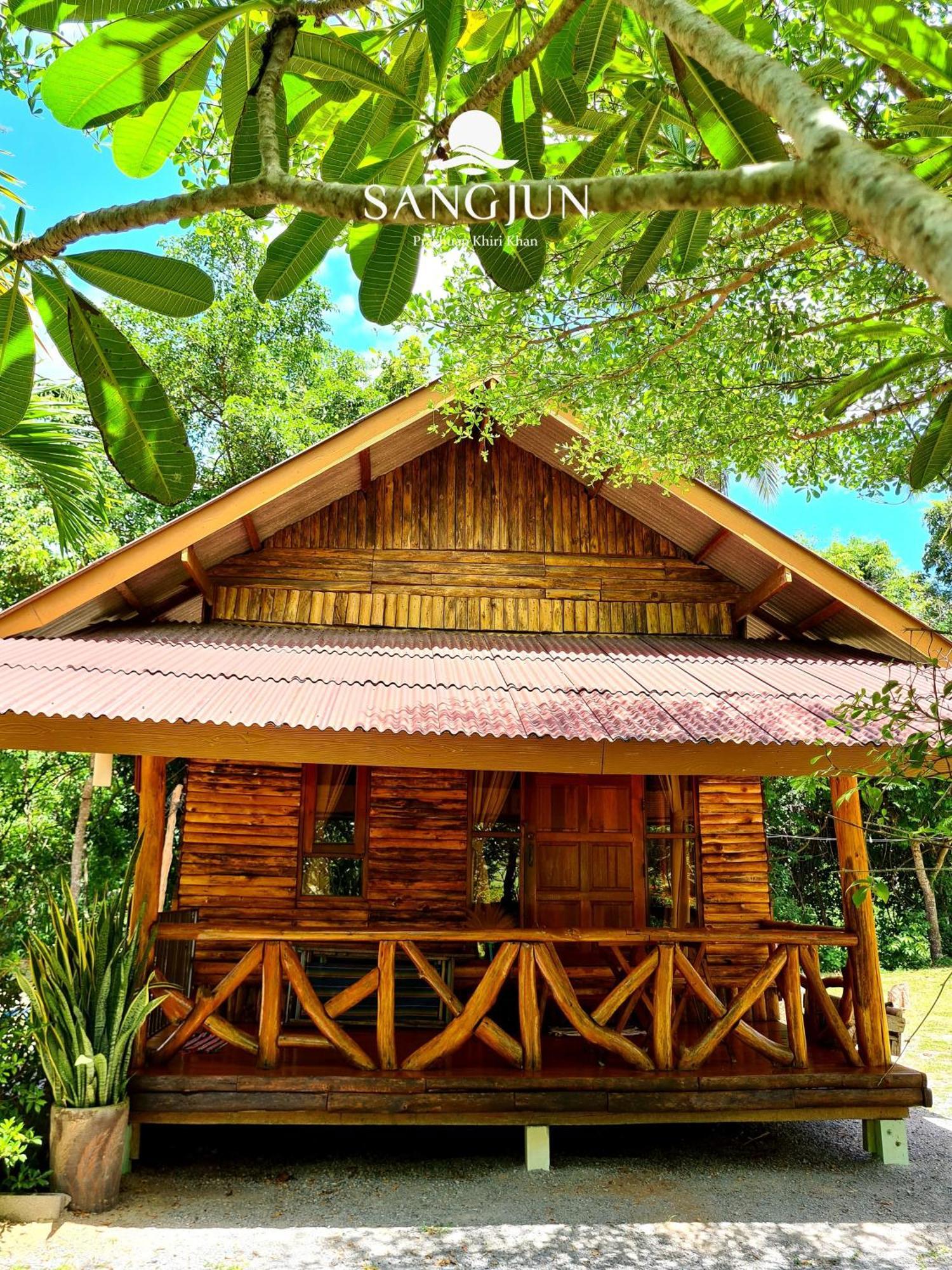 Sangjun On Beach Resort Bang Saphan Exteriér fotografie